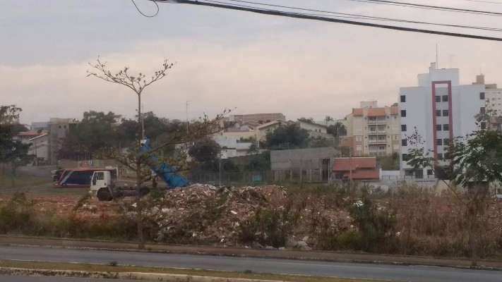 2017821_CAMINHAO PREFEITURA DESCARTANDO LIXO. 12 AGO.2017